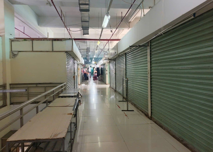 Nhiều gian hàng tại Chợ trung tâm thành phố Buôn Ma Thuột đóng cửa trong chiều 5/6/2025. (Ảnh: Tuấn Anh/TTXVN)