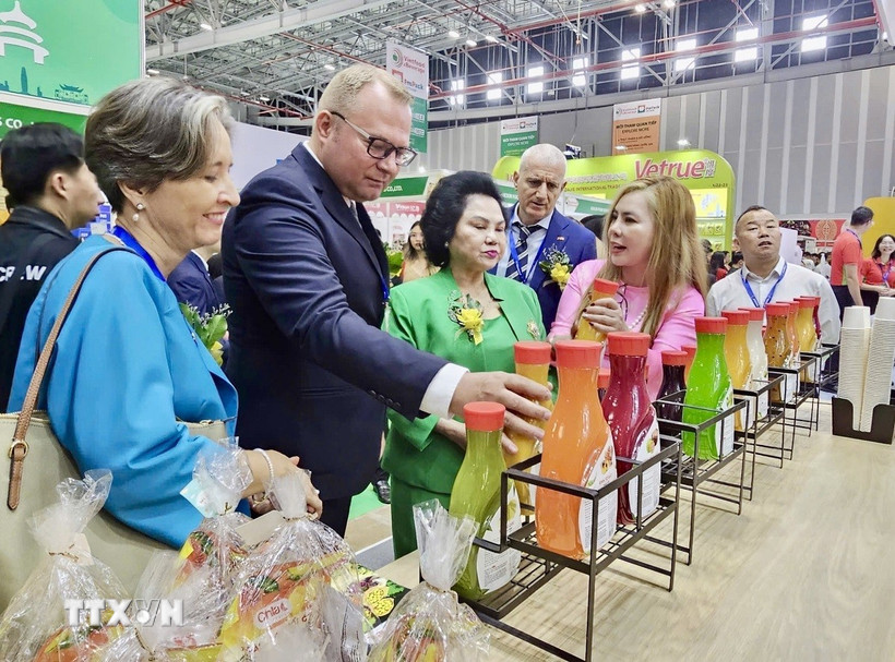 Đại diện hiệp hội doanh nghiệp trong và ngoài nước tham quan gian hàng triển lãm. (Ảnh: Mỹ Phương/TTXVN)