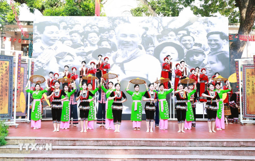 Tiết mục văn nghệ tại lễ khai giảng Trường Phổ thông Vùng cao Việt Bắc, tỉnh Thái Nguyên. (Ảnh: Trần Trang/TTXVN)