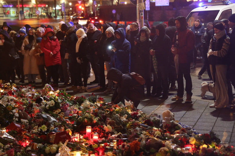 Người dân tưởng niệm các nạn nhân vụ tấn công chợ Giáng sinh ở Magdeburg, Đức, ngày 21/12/2024. (Ảnh: THX/TTXVN)