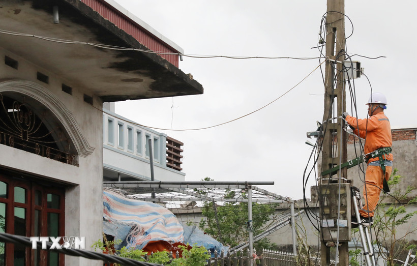 Công nhân Công ty Điện lực Hưng Yên khắc phục sự cố lưới điện trên địa bàn xã Thái Thụy. (Ảnh: Thế Duyệt/TTXVN)