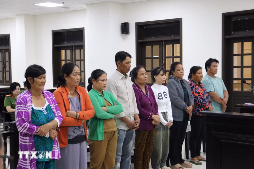  TAND tỉnh Cà Mau đã tuyên phạt hơn 113 năm tù cho 9 bị cáo thực hiện hành vi tìm kiếm những người phụ nữ có hoàn cảnh Bet88.Com Link Nhà Cái Bet88 BMXCT Uy Tín khó khăn rồi dụ dỗ, thuyết phục giới thiệu sang Trung Quốc làm việc nhẹ, lương cao. (Ảnh: TTXVN phát.)