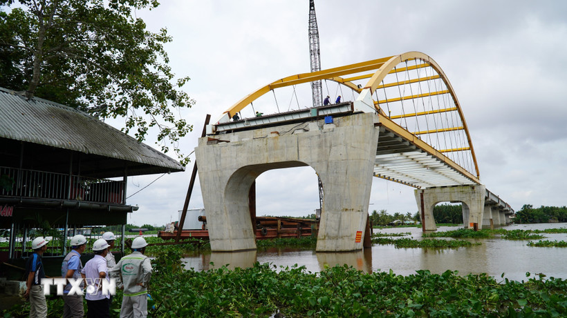 Công trình cầu Cái Lớn. (Ảnh: Văn Sĩ/TTXVN)