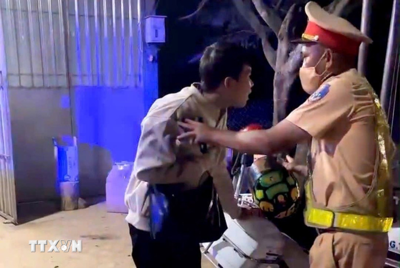 Bệnh nhân Nguyễn Văn Tròn Em lên cơn đau tìm và được Cảnh sát giao thông Lâm Đồng hỗ trợ kịp thời. (Ảnh: TTXVN)