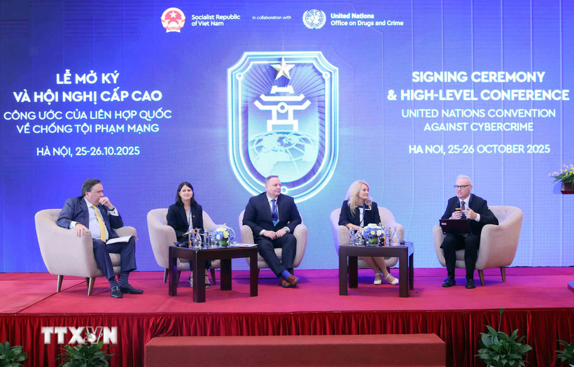 Các đại biểu quốc tế tham dự tọa đàm Hợp tác toàn cầu phòng, chống lừa đảo trực tuyến. (Ảnh: TTXVN)