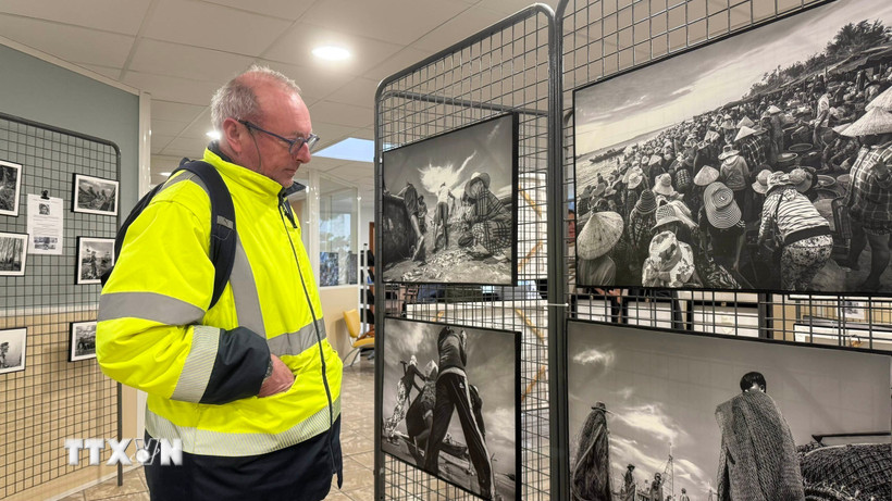 Khách tham quan triển lãm "Biển trong chúng ta" tại Tòa thị chính thành phố Chateaudun (Pháp). (Ảnh: Hữu Chiến/TTXVN)