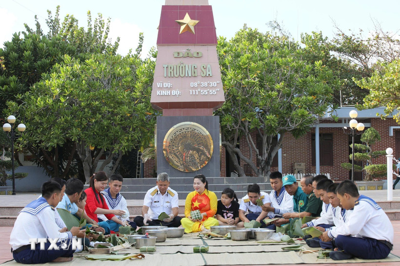 Cán bộ, chiến sỹ ở đặc khu Trường Sa cùng nhau gói bánh chưng ngày Tết. (Ảnh: TTXVN phát)