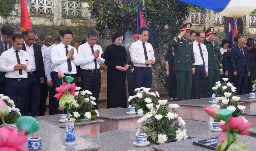Phó Thủ tướng Phạm Thị Thanh Trà cùng các đại biểu thực hiện nghi thức an táng hài cốt các liệt sỹ. (Ảnh: Dư Toán/TTXVN)