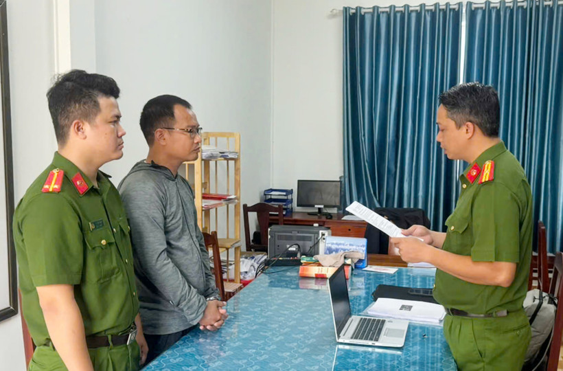 Cơ quan Công an thi hành Lệnh bắt tạm giam đối với Bùi Quang Huy. (Ảnh: TTXVN)