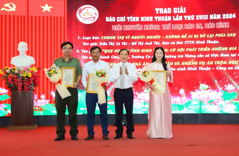 Hội đồng Giải Báo chí tỉnh Ninh Thuận trao giải cho các tác giả, nhóm tác giả đạt giải. (Ảnh: Công Thử/TTXVN)