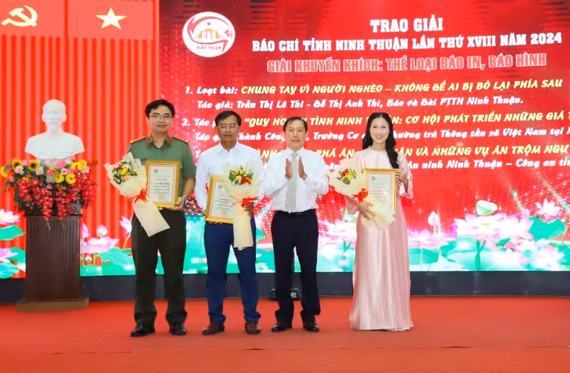Hội đồng Giải Báo chí tỉnh Ninh Thuận trao giải cho các tác giả, nhóm tác giả đạt giải. (Ảnh: Công Thử/TTXVN)
