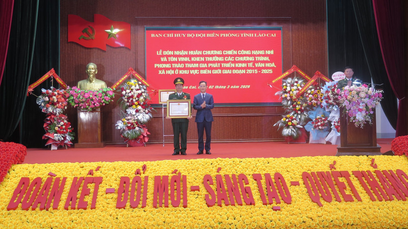 Lãnh đạo UBND tỉnh Lào Cai thừa ủy quyền Chủ tịch nước trao tặng Huân chương Chiến công hạng Nhì cho Đại tá Nguyễn Phi Khanh, Chỉ huy trưởng Bộ đội Biên phòng tỉnh Lào Cai. (Ảnh: Hương Thu/TTXVN)