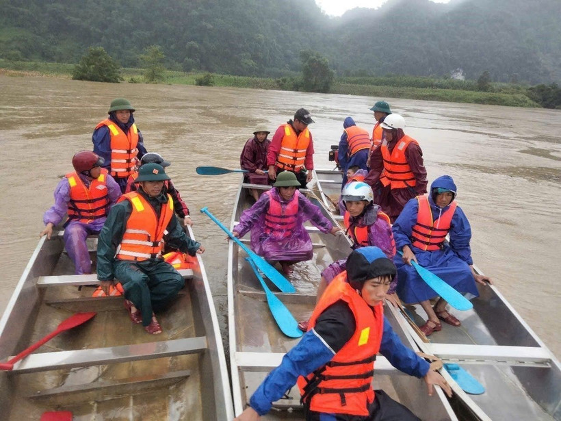 Lực lượng chức năng tổ chức lực lượng tìm kiếm các nạn nhân mất tích. (Ảnh: TTXVN phát)