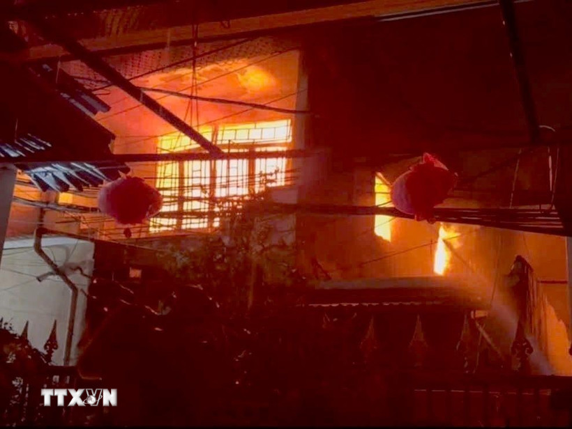 Ngọn lửa bao trùm tầng hai của ngôi nhà. (Ảnh: TTXVN)
