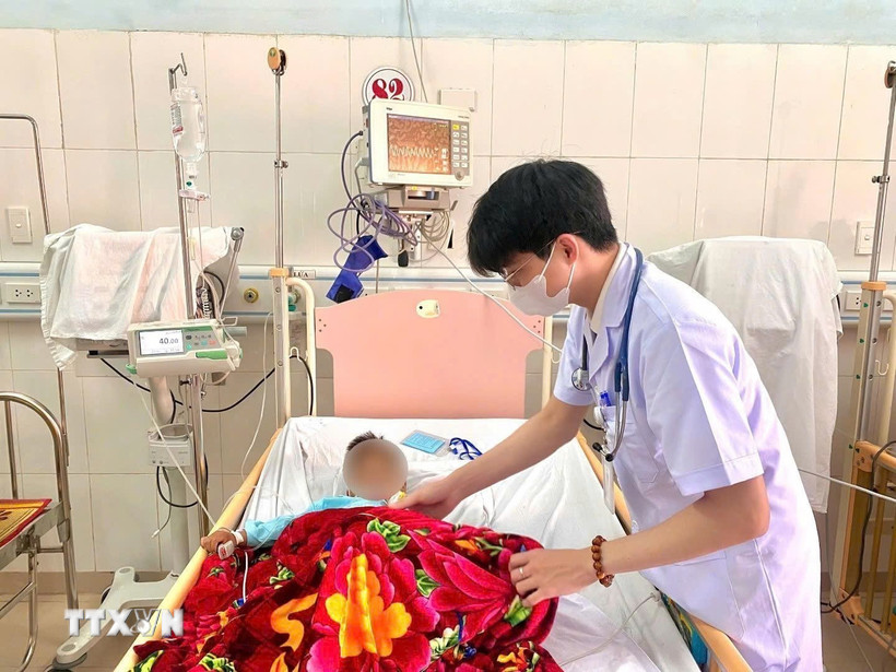 Hiện sức khỏe các bệnh nhi đã dần ổn định, tri giác cải thiện, các cơn co giật được kiểm soát. (Ảnh: TTXVN phát)
