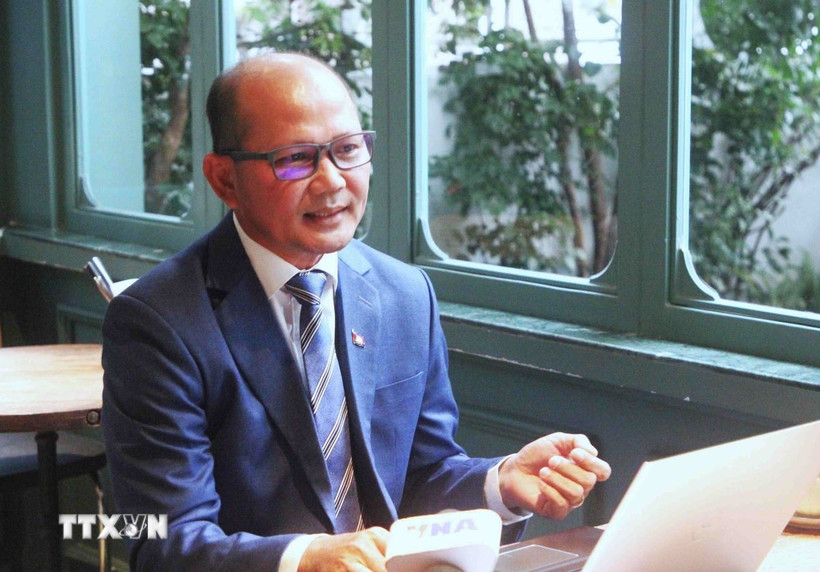 Thạc sĩ Uch Leang - Chủ tịch Hội cựu Sinh viên Campuchia học tập tại Việt Nam (CAVA), quyền Vụ trưởng Vụ Nghiên cứu Á-Phi và Trung Đông, Học viện Quan hệ Quốc tế Campuchia thuộc RAC - trả lời phỏng vấn TTXVN. (Ảnh: Hoàng Minh/TTXVN)