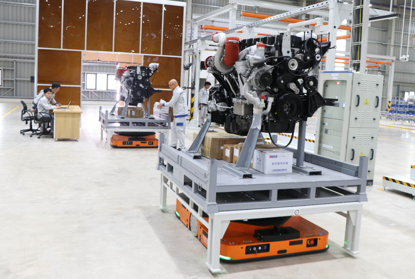 Công nhân Công ty Kim Long Motor Huế thực hiện quy trình sản xuất động cơ. (Ảnh: Nguyên Lý/TTXVN)