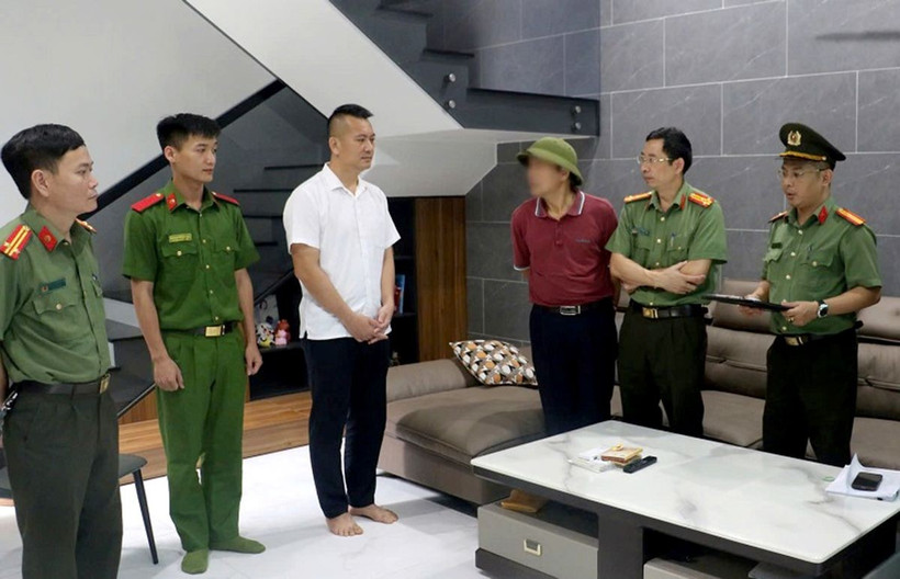 Công an đọc lệnh giữ người trong trường hợp khẩn cấp đối với Tôn Quý Hòa (sinh năm 1982, trú tại khối Văn Trung, phường Hưng Dũng, thành phố Vinh, Nghệ An). (Ảnh: TTXVN)