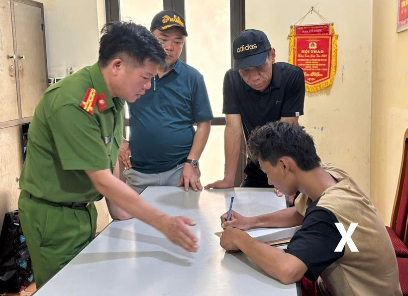 Đại tá Trần Thanh Sơn, Phó Giám đốc, Thủ trưởng Cơ quan Cảnh sát điều tra, Công an tỉnh Sơn La cùng lãnh đạo các phòng nghiệp vụ lấy lời khai đối tượng Tòng Văn Vương. (Ảnh: TTXVN)