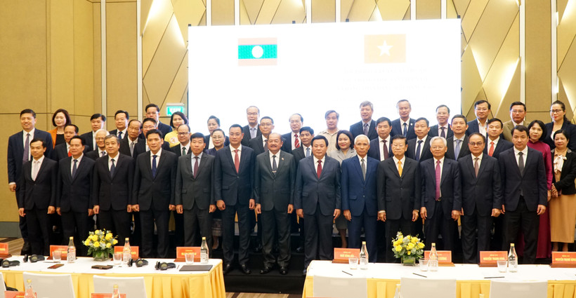 Đoàn đại biểu Việt Nam và Lào chụp ảnh lưu niệm. (Ảnh: Quốc Dũng/TTXVN)