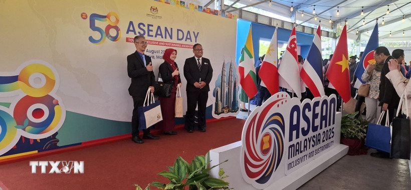 Các đại biểu dự Lễ kỷ niệm Ngày ASEAN 2025 chụp ảnh lưu niệm. (Ảnh: Bùi Hoàn/TTXVN)