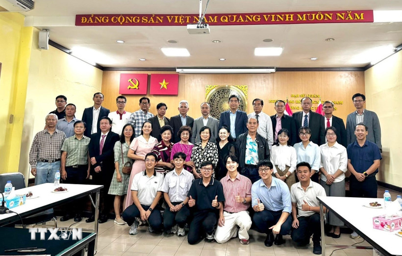 Các đại biểu chụp ảnh lưu niệm tại hội thảo. (Ảnh: Đỗ Sinh/TTXVN)