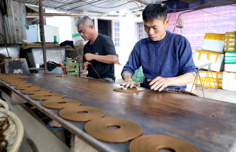 Sản xuất hương tại Tổ dân phố Cao (phường Sơn Nam, tỉnh Hưng Yên). (Ảnh: Thế Duyệt/TTXVN)