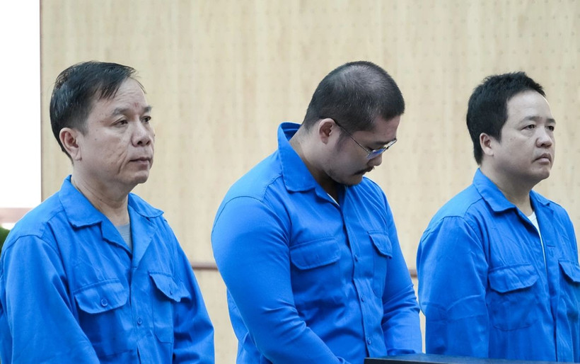 Các bị cáo liên quan đến vụ án hối lộ trong thi tuyển viên chức ở TP Vũng Tàu. (Nguồn: Vnexpress)