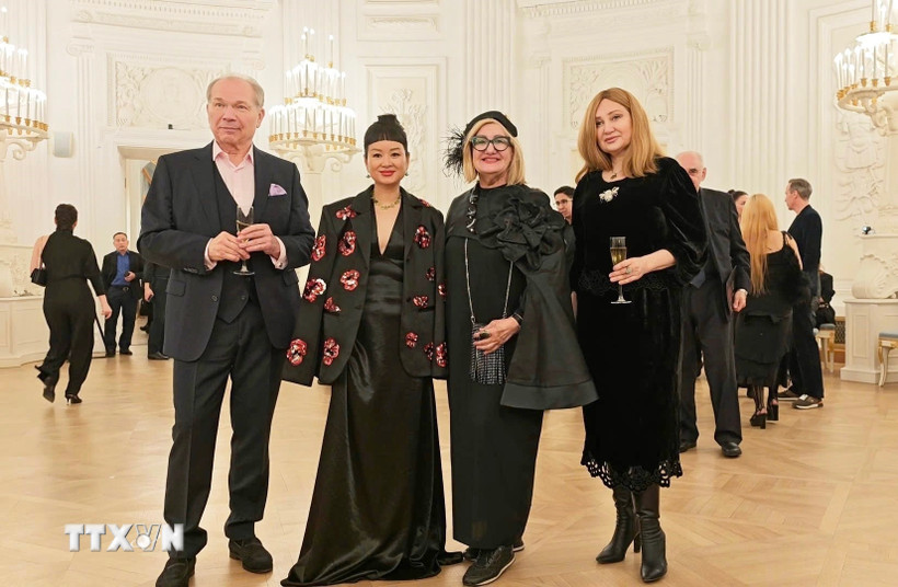 Nhà thiết kế Nguyễn Thuỳ Linh (thứ hai, từ trái qua) cùng các nhà phê bình thời trang Nga. (Ảnh: Tâm Hằng/TTXVN)