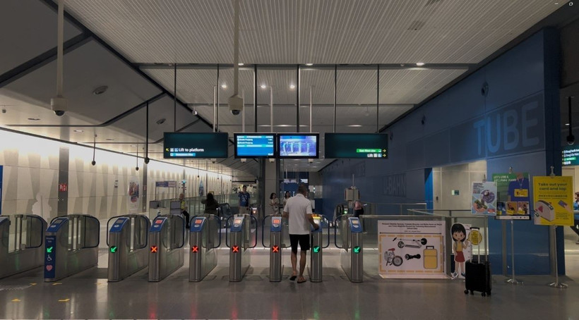 Tại một nhà ga MRT của Singapore. (Ảnh: Tất Đạt/TTXVN)