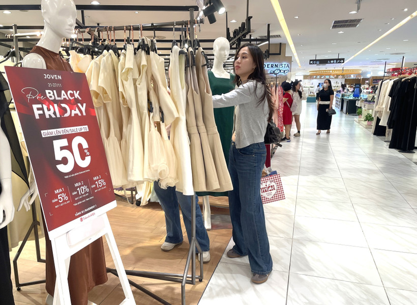 Nhiều người dân tranh thủ xuống tiền trong dịp khuyến mãi Black Friday. (Ảnh: Hương Giang/TTXVN)