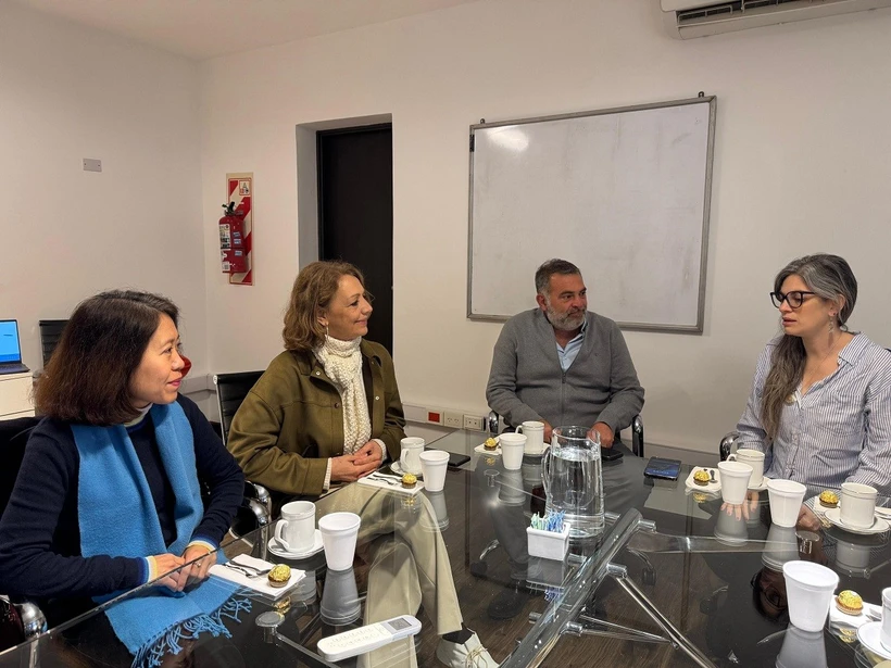 Đại sứ Việt Nam tại Argentina Ngô Minh Nguyệt làm việc cùng đại diện công ty dịch vụ vận tải Nip Cargo SRL và Phòng thương mại Mercosur - ASEAN (MACC). (Ảnh: Diệu Hương/TTXVN) Đại sứ Việt Nam tại Argentina Ngô Minh Nguyệt làm việc cùng đại diện công ty dịch vụ vận tải Nip Cargo SRL và Phòng thương mại Mercosur - ASEAN (MACC). (Ảnh: Diệu Hương/TTXVN)
