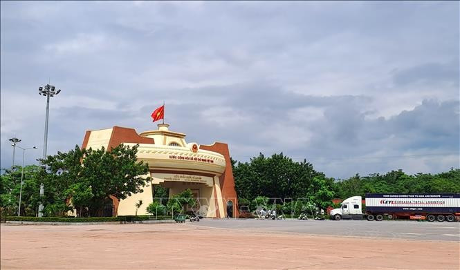 Các phương tiện và hành khách xuất cảnh qua Cửa khẩu quốc tế Lao Bảo. (Ảnh minh họa: Nguyên Lý/TTXVN) 