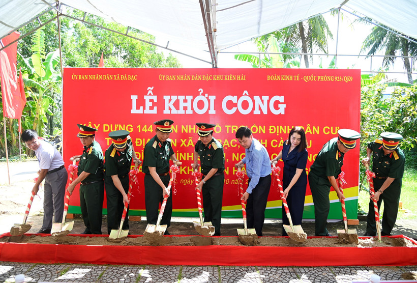 Thủ trưởng Bộ tư lệnh Quân khu 9, Đoàn Kinh tế 925 và lãnh đạo xã Đá Bạc thực hiện nghi thức động thổ khởi công xây dựng công trình. (Ảnh: Chanh Đa/TTXVN)