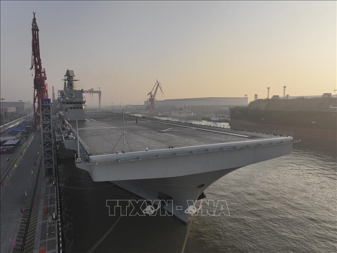 Tàu tấn công đổ bộ thế hệ mới mang tên Tứ Xuyên của Trung Quốc. (Ảnh: THX/TTXVN) 