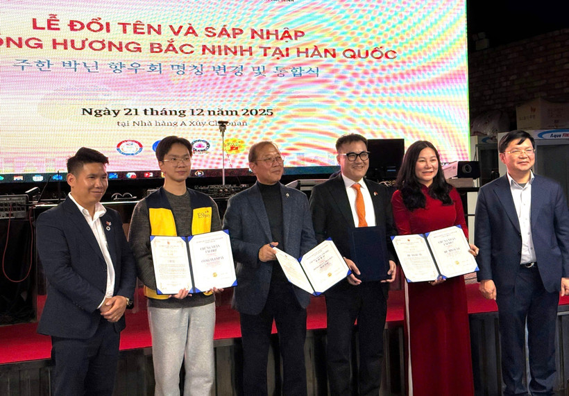 Đại diện Đại sứ quán và Ban Tổ chức trao quà lưu niệm cho các nhà tài trợ. (Ảnh: Đức Thắng/TTXVN)