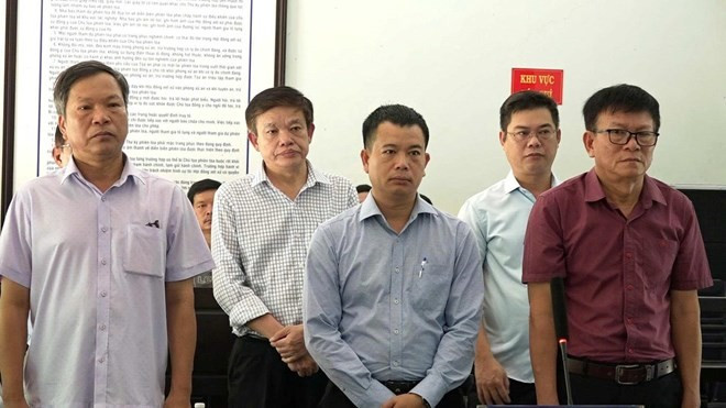 Các bị cáo nhận hối lộ rồi nhận bản án tại toà. (Nguồn: Báo Lao Động)