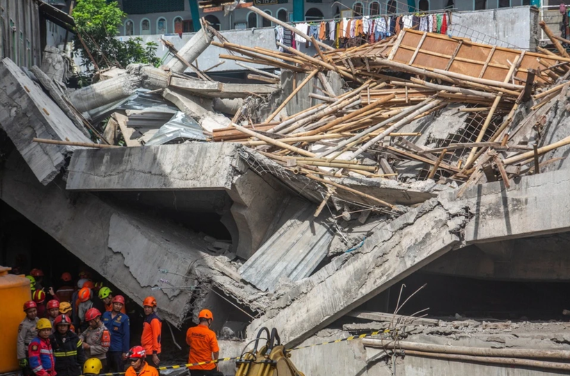 Ít nhất 1 học sinh đã thiệt mạng và 98 người bị thương trong vụ sập nhà cầu nguyện. (Ảnh: EPA)