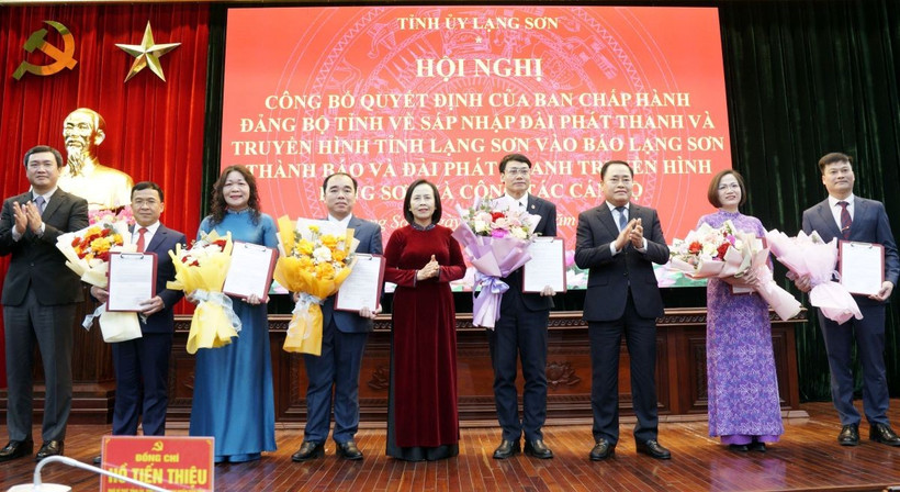 Trao quyết định cho Tổng Biên tập và các Phó Tổng Biên tập Báo và Đài Phát thanh Truyền hình Lạng Sơn. (Ảnh: Văn Đạt/TTXVN)