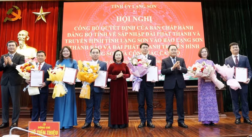 Trao quyết định cho Tổng Biên tập và các Phó Tổng Biên tập Báo và Đài Phát thanh Truyền hình Lạng Sơn. (Ảnh: Văn Đạt/TTXVN)