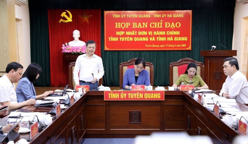 Chủ tịch Ủy ban Nhân dân tỉnh Tuyên Quang Nguyễn Văn Sơn phát biểu tại cuộc họp. (Ảnh: Quang Cường/TTXVN)