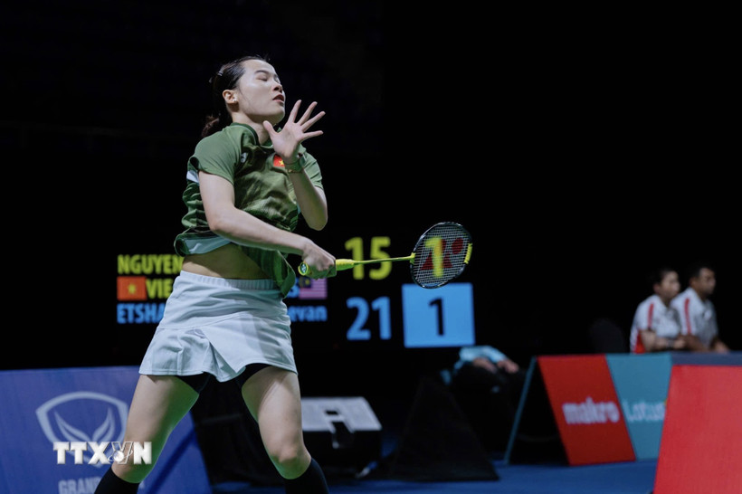 SEA Games 33: Đội tuyển bóng chày và cầu lông của Việt Nam khởi đầu nhọc nhằn Nguyễn Thùy Linh đã thi đấu khởi đầu trận đơn nữ trong cuộc đấu đồng đội nữ giữa đội Việt Nam và Malaysia ở môn cầu lông SEA Games 33 vào sáng ngày 7/12/2025. (Ảnh: TTXVN phát)
