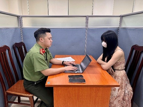 Phòng An ninh mạng và phòng, chống tội phạm sử dụng công nghệ cao lập hồ sơ xử lý trường hợp đăng tải clip đánh bạc để câu like. (Ảnh: Công An Hà Nội)