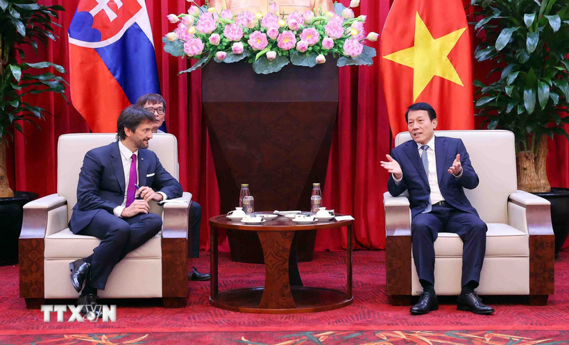 Đại tướng Lương Tam Quang, Bộ trưởng Bộ Công an tiếp ngài Robert Kalinak, Phó Thủ tướng, Bộ trưởng Bộ Quốc phòng Slovakia. (Ảnh: Phạm Kiên/TTXVN)