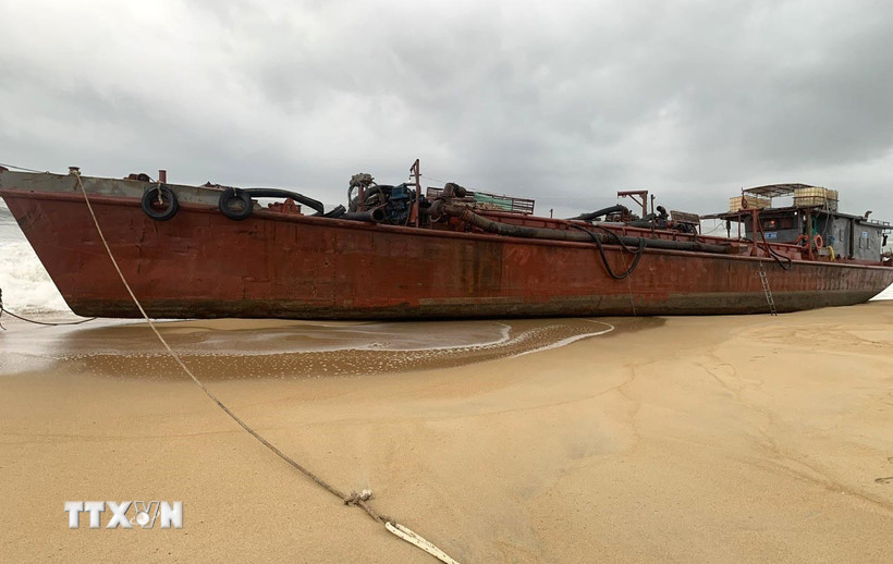 Tàu hàng mắc cạn tại khu vực bãi cát sát mép nước. (Ảnh: TTXVN phát)