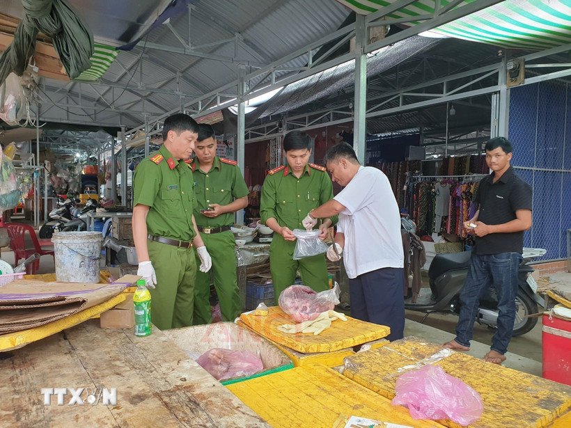 Cơ quan chức năng lấy mẫu thịt lợn bày bán tại chợ xã Vĩnh Viễn, thành phố Cần Thơ sau khi phát hiện 1 con lợn nhiệm virus tả châu Phi được đưa ra chợ này tiêu thụ. (Ảnh: TTXVN phát)