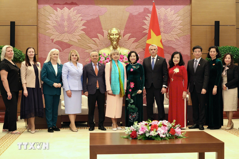 Phó Chủ tịch Quốc hội Nguyễn Thị Thanh tiếp Đoàn đại biểu cấp cao Hội phụ nữ Belarus. (Ảnh: TTXVN phát)