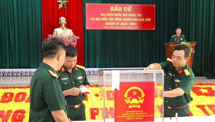 Cử tri chứng kiến việc kiểm tra và niêm phong thùng phiếu bầu cử.