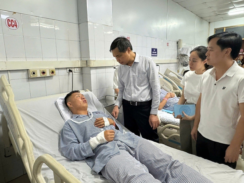 Vụ lật tàu du lịch trên vịnh Hạ Long: Khẩn trương tìm kiếm người mất tích