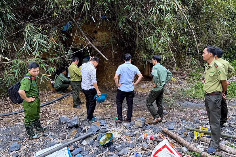 Cơ quan chức năng phát hiện một điểm khai thác khoáng sản trái phép tại Đắk Glong. (Nguồn: Báo Lâm Đồng)
